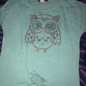 Cute girls tie up shirt